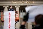 Danske Bank har pådraget sig folkets vrede. Mellemfolkeligt Samvirke stod for et par uger siden bag en demonstration mod Danske Bank og finansverdenen. Omkring 200 var mødt op foran bankens hovedsæde på Kongens Nytorv i København. Emma Sejersen/POLFOTO