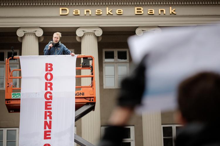 Danske Bank har pådraget sig folkets vrede. Mellemfolkeligt Samvirke stod for et par uger siden bag en demonstration mod Danske Bank og finansverdenen. Omkring 200 var mødt op foran bankens hovedsæde på Kongens Nytorv i København. Emma Sejersen/POLFOTO