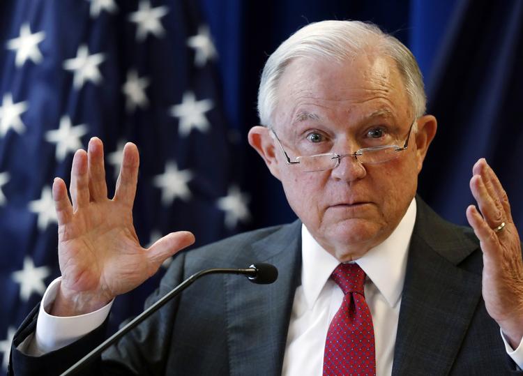 »Det er ikke nogen hemmelighed, at Donald Trump har været ganske rasende på Jeff Sessions i ganske lang tid, siger chefredaktør på specialmediet Kongressen.com Anders Agner Pedersen. Robert F. Bukaty/AP