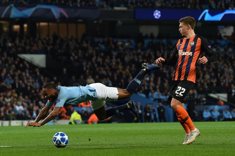 Raheem Sterling på den selvforskyldte flyvetur. Paul Ellis/Ritzau Scanpix