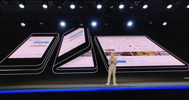 I sammenfoldet tilstand minder Samsungs nye smartphone-format allermest om en lille bog (Foto: Morten Bay).

 