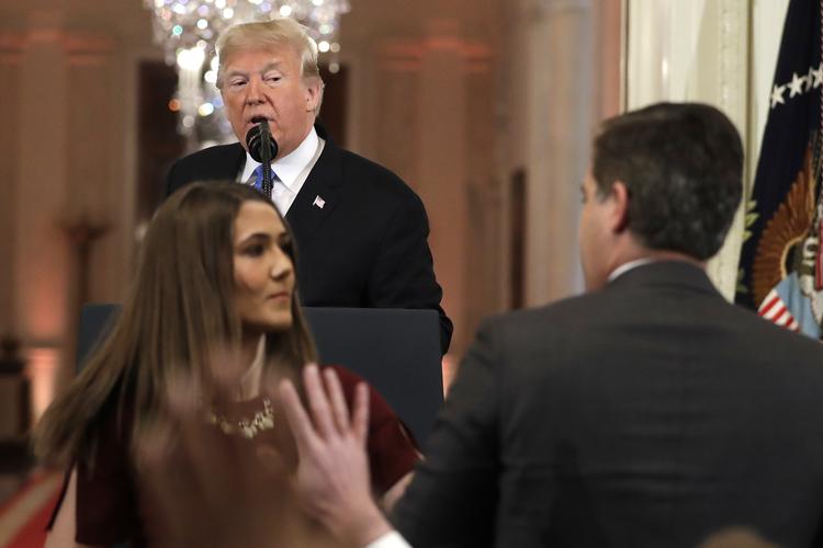 En praktikant i Det Hvide Hus forsøgte at tage mikrofonen fra CNN-journalisten Jim Acosta, da han på et pressemøde stillede kritiske spørgsmål til Donald Trump. Evan Vucci/AP