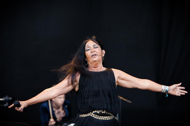 70-årige Annisette fra The Savage Rose optæder i år til DMA Jazz på Bremen. Her i total indlevelse på Jelling Festival 2017. Per Lange/POLFOTO