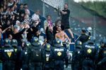 Der er mange gange opstået ballade, når Brøndby og FCK mødes på fodboldbanen, og ofte har det været nødvendigt med politiindsats. Jens Dresling/POLFOTO