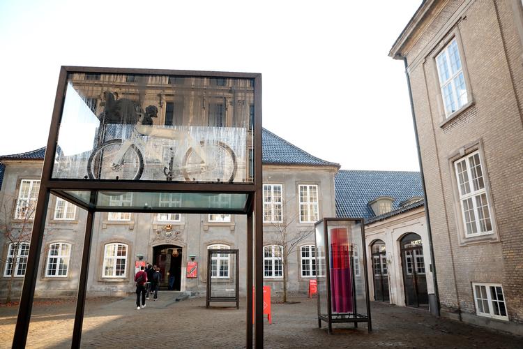 De store montrer på Designmuseum Danmarks forplads skal indeholde løbende udstillinger, som kan opleves på alle tider af døgnet. De nuværende værker kan opleves frem til næste forår. Jens Dresling/POLFOTO