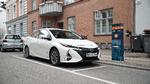 Toyota er en af de bilfirmaer, der først begyndte at satse på hybridbiler, og den nyeste Prius plug-in hybrid får ros af bileksperter for at køre langt på en opladning. Også Kia og Hyundai er på markedet med relativt prisvenlige plug-in hybridbiler. 