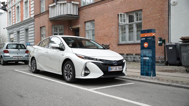 Toyota er en af de bilfirmaer, der først begyndte at satse på hybridbiler, og den nyeste Prius plug-in hybrid får ros af bileksperter for at køre langt på en opladning. Også Kia og Hyundai er på markedet med relativt prisvenlige plug-in hybridbiler. 