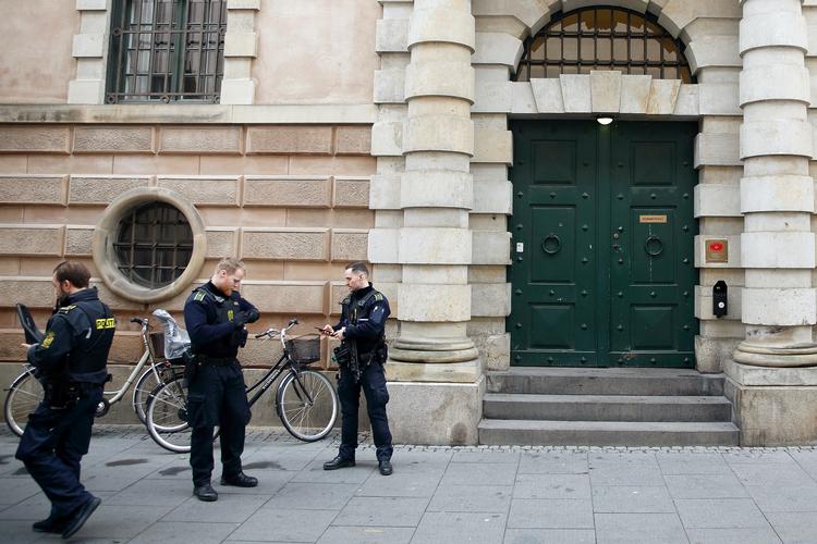 Tungt bevæbnet politi bevogtede Københavns Byret i går, hvor en 39-årig eksiliraner, mistænkt for at medvirke til et attentatforsøg, fik <AS>forlænget sin fængsling og fortsat er <AS>for retten bag lukkede døre. Jens Dresling/POLFOTO