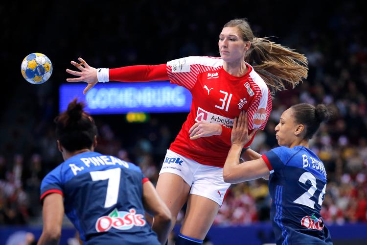 Line Haugsted har fået en nøglerolle på det danske landshold - først i forsvaret, men mere og mere også i angrebet . Jens Dresling/POLFOTO