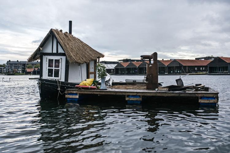 
    Det Flydende Kvarter ved Refshaleøen i København huser omkring 30 personer. Nogle har arbejde, andre studerer.  Cicilie S. Andersen/POLFOTO