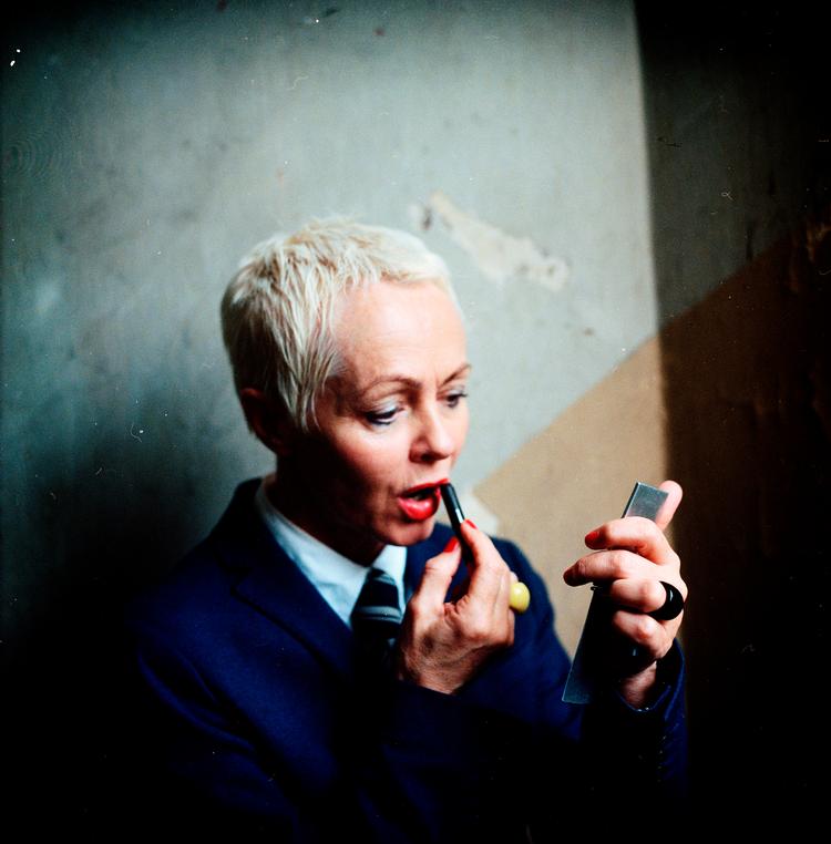 »Når jeg dør, skal I give mig læbestift på«, siger den norske forfatter Mona Høvring. Miriam Dalsgaard/POLFOTO