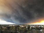 En massiv røgsky ligger over området Feather River Canyon, hvor skovbranden raserer. Billedet er taget i Chico, mere end 40 kilometer fra ilden. Foto: David Little/Chico Enterprise-Record via AP
   David Little/AP