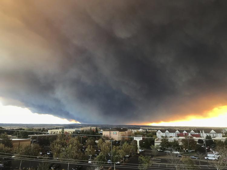 En massiv røgsky ligger over området Feather River Canyon, hvor skovbranden raserer. Billedet er taget i Chico, mere end 40 kilometer fra ilden. Foto: David Little/Chico Enterprise-Record via AP
   David Little/AP