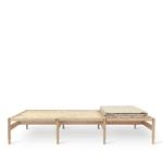Der er fransk røflet på den elegante daybed Winston som er designet af Eva Harlou. Skal man ligge på den, kan man folde den tynde madras ud, men spørgsmålet er om nogen overhovedet ligger på en daybed. Måske gør vores udenrigsminister? PR