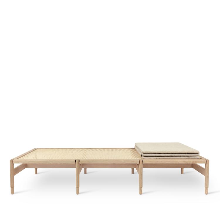 Der er fransk røflet på den elegante daybed Winston som er designet af Eva Harlou. Skal man ligge på den, kan man folde den tynde madras ud, men spørgsmålet er om nogen overhovedet ligger på en daybed. Måske gør vores udenrigsminister? PR