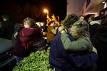 Overlevere efter masseskyderi i Las Vegas sidste år, sørger over de 12 uskyldige civile, der mistede livet onsdag aften, da en mand åbnede ild på baren 'Borderline'. Jae C. Hong/AP