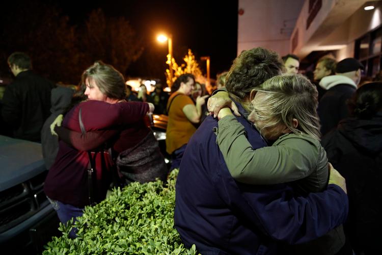 Overlevere efter masseskyderi i Las Vegas sidste år, sørger over de 12 uskyldige civile, der mistede livet onsdag aften, da en mand åbnede ild på baren 'Borderline'. Jae C. Hong/AP