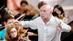 Dirigenten Christoph Eschenbach har gjort international karriere på højeste niveau med topjob som chefdirigent i Zürich, Hamburg, Paris og USA. Billedet er fra en koncert i Rendsburg i 2014. Markus Scholz/AP