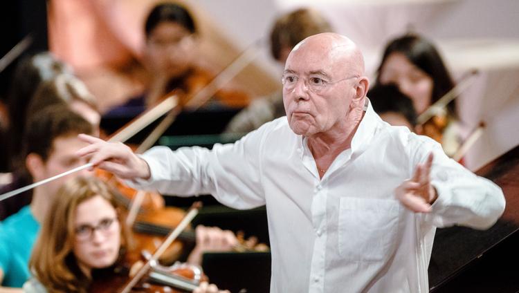 Dirigenten Christoph Eschenbach har gjort international karriere på højeste niveau med topjob som chefdirigent i Zürich, Hamburg, Paris og USA. Billedet er fra en koncert i Rendsburg i 2014. Markus Scholz/AP