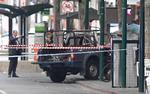 Det var denne bil, der brød i brand, hvorefter en gerningsmand angreb tre personer med kniv i Bourke Street i Melbourne, Australien. Hændelsen betragtes som terror. James Ross/AP