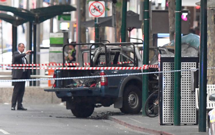 Det var denne bil, der brød i brand, hvorefter en gerningsmand angreb tre personer med kniv i Bourke Street i Melbourne, Australien. Hændelsen betragtes som terror. James Ross/AP