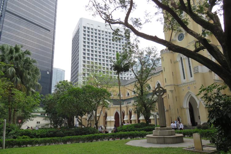 Klemt inde mellem blinkende højhuse og den gamle katedral fra 1849, er hotellet The Murray indrettet i en af Hongkongs ikoniske 1960'er-bygninger. Sune Højrup Bencke