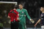 AGF målmand Oscar Whalley kan se frem til en karantæne efter udvisningen, der kom efter  han havde fældet Mikael Uhre. Jens Dresling/POLFOTO
