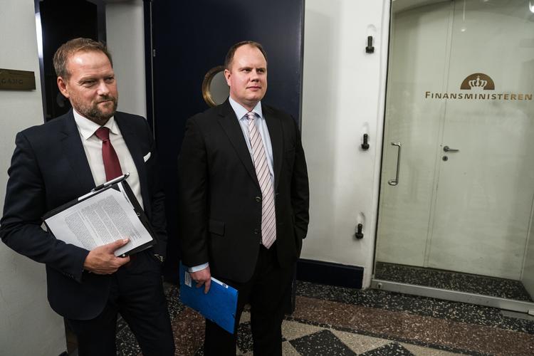 Martin Henriksen (t.h.) og Dansk Folkeparti mener, at en ny FN-erklæring vil forpligte Danmark på at tage imod flere afrikanske migranter. Regeringen mener, at den tvært imod vil gøre det nemmere at sende afviste asylansøgere hjem og vil nu udarbejde et papir, der gør det helt klart, hvad erklæringen betyder.  Martin Sylvest/Ritzau Scanpix