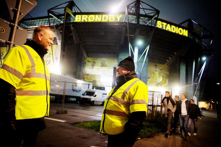 Leon Baggers (t.v.) og Claus Rinum hjælper til at med at dirigere biler på plads ved Brøndby Station. Claus Rinum bliver trist, når man betegner hans område som udkantsdanmark. Martin Lehmann/POLFOTO