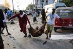 Mindst 53 er dræbt efter et voldsomt selvmordsangreb uden for et hotel i Mogadishu fredag. Abdirazak Hussein Farah/Ritzau Scanpix