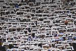 Inden lørdagens kamp mellem Leicester og Burnley markerede samtlige tilskuere på stadion Leicester-klubejeren Vichai Srivaddhanaprabhas død med to minutters stilhed, hvor alle hodlt specialfremstillede halstørklæder over hovederne. Joe Giddens/AP