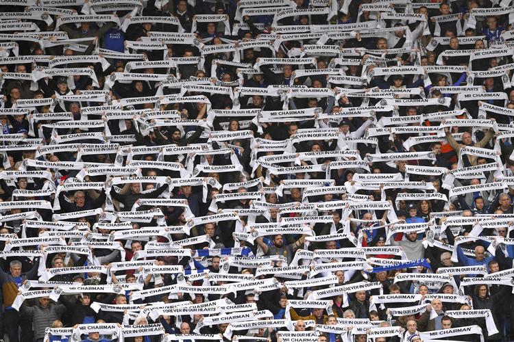 Inden lørdagens kamp mellem Leicester og Burnley markerede samtlige tilskuere på stadion Leicester-klubejeren Vichai Srivaddhanaprabhas død med to minutters stilhed, hvor alle hodlt specialfremstillede halstørklæder over hovederne. Joe Giddens/AP