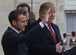 Donald Trump kritiseres for at lade regn spænde ben for et besøg på en amerikansk militærkirkegård uden for Paris, hvor en mindehøjtidelighed markerede 100-årsdagen for Første Verdenskrigs afslutning. Præsidenten er sammen med en række andre stats- og regeringschefer i Frankrig i anledning af 100-årsdagen. Jacquelyn Martin/AP