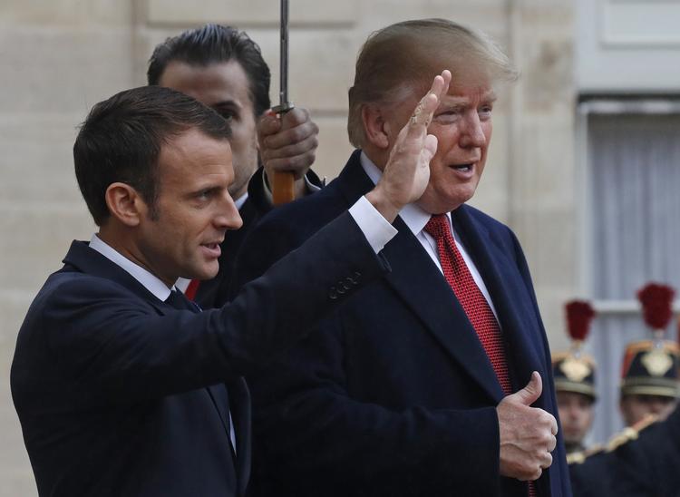 Donald Trump kritiseres for at lade regn spænde ben for et besøg på en amerikansk militærkirkegård uden for Paris, hvor en mindehøjtidelighed markerede 100-årsdagen for Første Verdenskrigs afslutning. Præsidenten er sammen med en række andre stats- og regeringschefer i Frankrig i anledning af 100-årsdagen. Jacquelyn Martin/AP