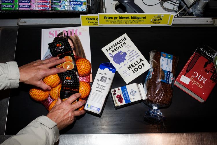 En liter mælk og 202 sider  med Hella Joof, tak! Efter at liberaliseringen  af bogmarkedet blev gennemført, er det blevet helt almindeligt,  at bøger mænger sig  med dagligvarer på kassebåndet  i eksempelvis  Føtex. Emma Sejersen/POLFOTO