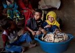 Selvom der er udbredt hungersnød i Yemen, er der mad i boderne på de lokale markeder. Inflation og manglende lønudbetalinger betyder, at folk ikke har råd til at købe mad. Hani Mohammed/Ritzau Scanpix