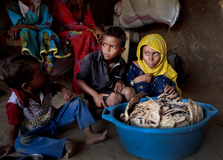 Selvom der er udbredt hungersnød i Yemen, er der mad i boderne på de lokale markeder. Inflation og manglende lønudbetalinger betyder, at folk ikke har råd til at købe mad. Hani Mohammed/Ritzau Scanpix