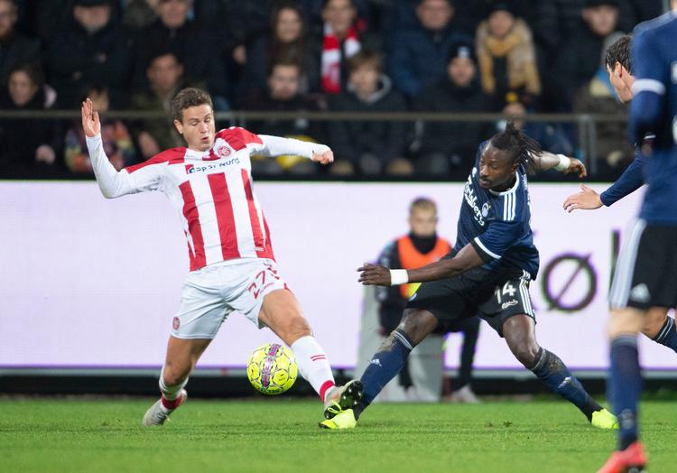 AaB's Oliver Abildgaard mod FCK's Dame N'Doye i Superligakampen mellem Aab og FC København. Henning Bagger/Ritzau Scanpix