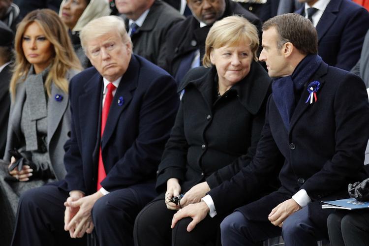 
  Mens den franske præsident Emmanuel Macron, fortroligt, ikke krænkende, lægger sin hånd på Angela Merkels knæ i Paris i 2018, skuler Donald Trump skeptisk. Gode venner blev de aldrig, præsidenten og kansleren.  Francois Mori/AP