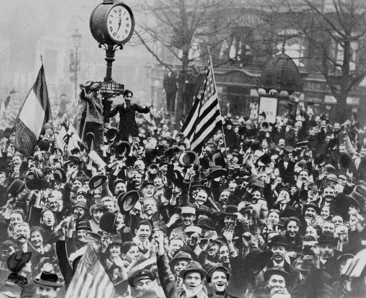 Jublen brød ud i de franske gader, da Første Verdenskrig blev afsluttet med våbenhvilen, der trådte i kraft 11. november 1918. /AP