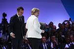 Emmanuel Macron og  Angela Merkel under åbningen af søndagens fredskonference i Paris.  Gonzalo Fuentes/AP