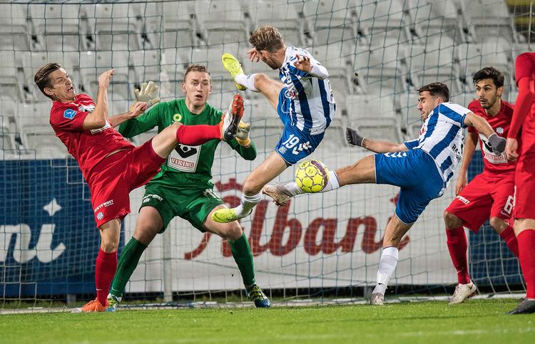 Jeppe Højbjerg i grønt Esbjerg-målet havde et par store redninger og et kiks til sidst mod OB i Odense, hvor hjemmeholdet vandt 2-1 Claus Fisker/Ritzau Scanpix