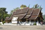 Xieng Thong-templet med de ni svungne tag sammenlignes med en hønemor, der breder sine vinger ud over kyllingerne. Niels Fink Ebbesen