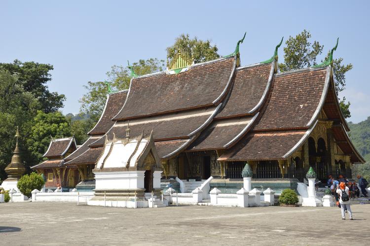 Xieng Thong-templet med de ni svungne tag sammenlignes med en hønemor, der breder sine vinger ud over kyllingerne. Niels Fink Ebbesen
