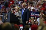 Cindy Hyde-Smith får her opbakning af præsident Donald Trump under valgkampen i Mississippi. Nu er kun kommet i uføre for en bemærkning, der anses for at være aldeles upassende - delstatens historie taget i betragtning. Evan Vucci/AP