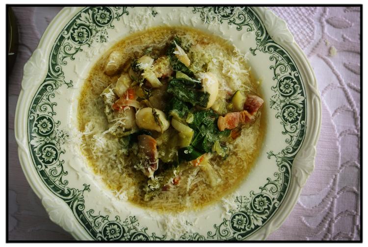 En suppe fuld af kål og med ost på toppen giver både kalk og D-vitamin. Arkivfoto: Morten Langkilde