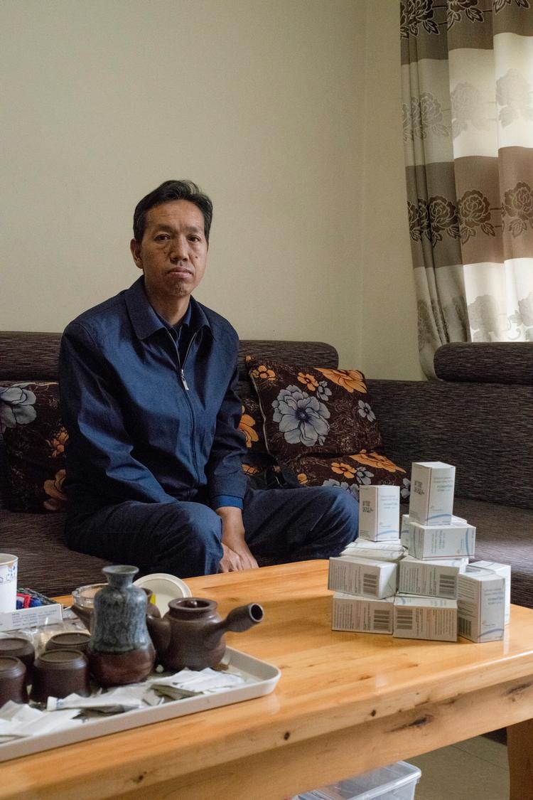 I det sydvestlige Kina importerer Hong Ruping, der er i dialysebehandling, illegalt kopiprodukter fra Indien til sig selv og andre, som ikke har råd til livsvigtig medicin. Gilles Sabrie/Ritzau Scanpix