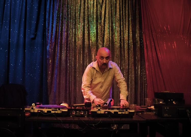 Gaspar Noé, her på filmsettet til hans seneste kontroversielle film,  ’Climax’. Foto: Another World Entertainment