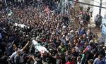 Sørgende palæstinensere under begravelsen af militante, der blev dræbt ved et israelsk angreb.  Adel Hana/AP