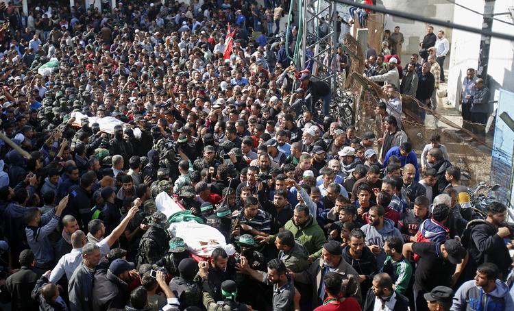 Sørgende palæstinensere under begravelsen af militante, der blev dræbt ved et israelsk angreb.  Adel Hana/AP